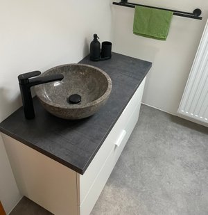 Neuer Waschtisch mit Aufsatzbecken aus Stein mit schwarzer Armatur