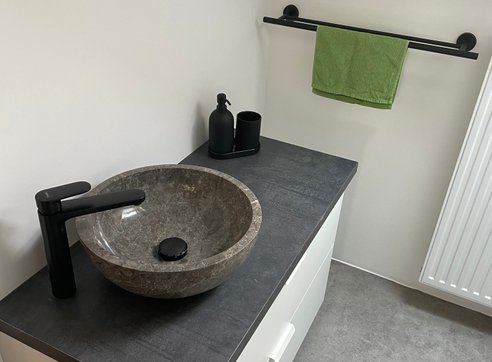 Badezimmer Moderner Waschtisch mit aufgesetztem Handwaschbecken